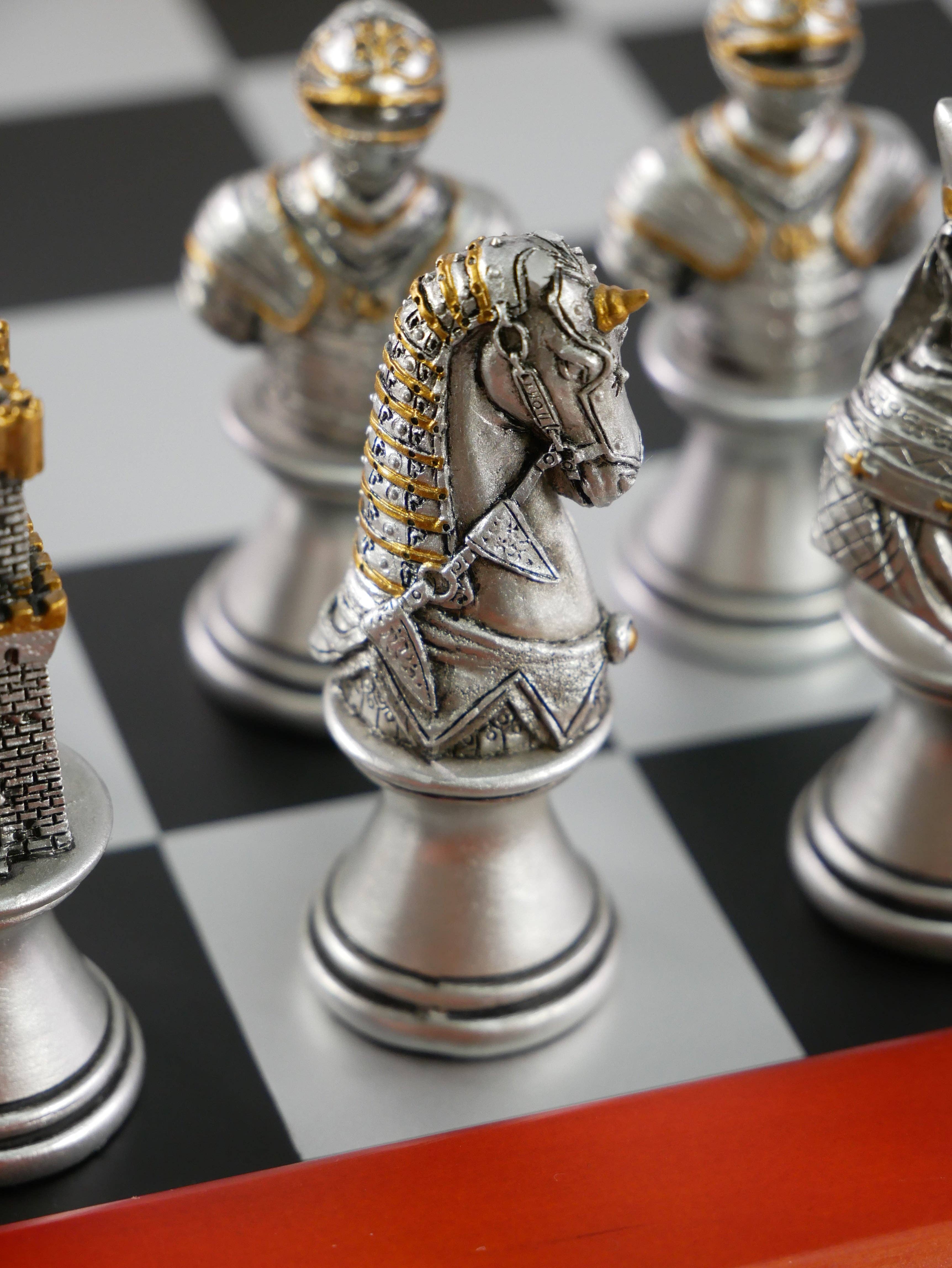 WorldWise Imports – Jogo de tabuleiro por atacado – Conjunto de Xadrez - Peças de Xadrez Camelot Ouro e Prata em Caixa de Cerejeira3