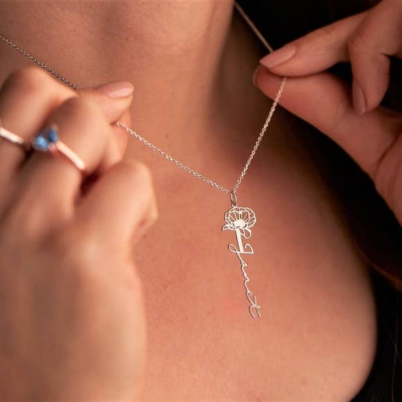 JoyPersonalized - Vente Colliers à pendentif - Collier prénom vertical avec fleur de naissance délicate8