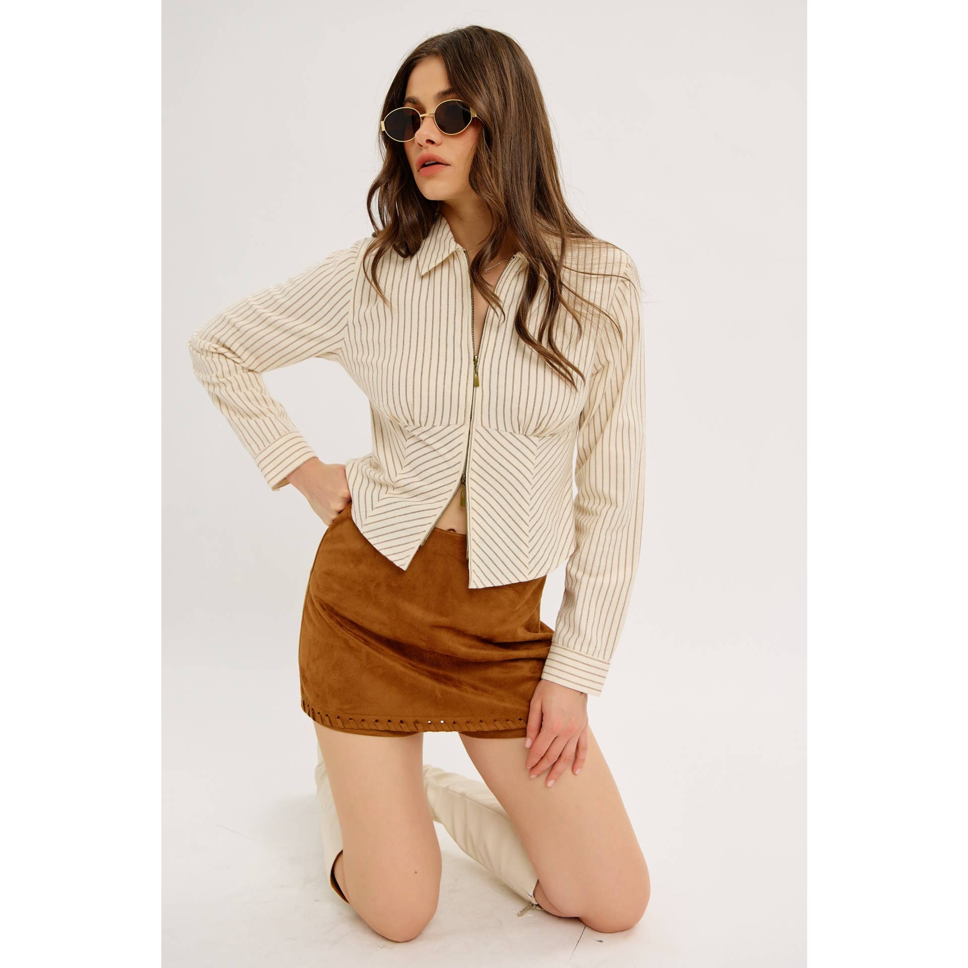 CHAMEAU MINI-JUPE-SHORT EN FAUSSE SUEDE ÉLÉGANTE AVEC OURLET SURPIQUÉ en vente sur Faire4