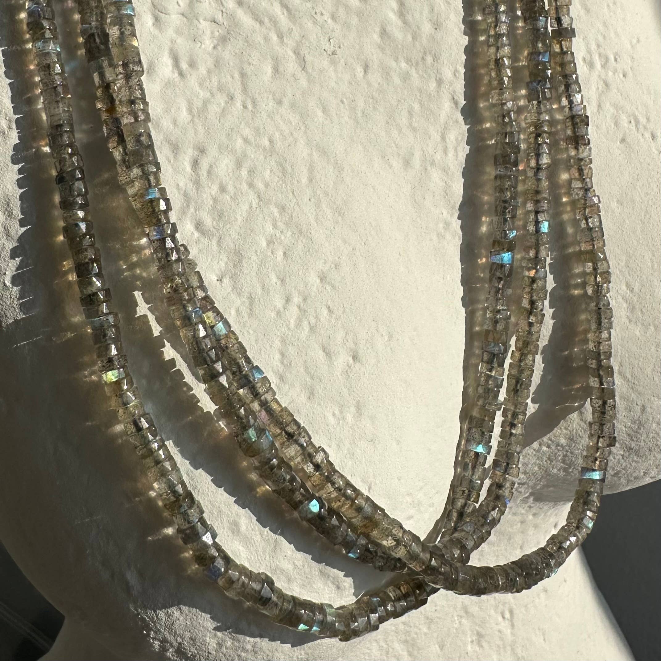 Anokhi Green | Handmade Gemstone Jewelry - Wholesale Kralen/parelketting - Labradoriet Ketting | Bleke Slanke Sieraden | Stapelketting4