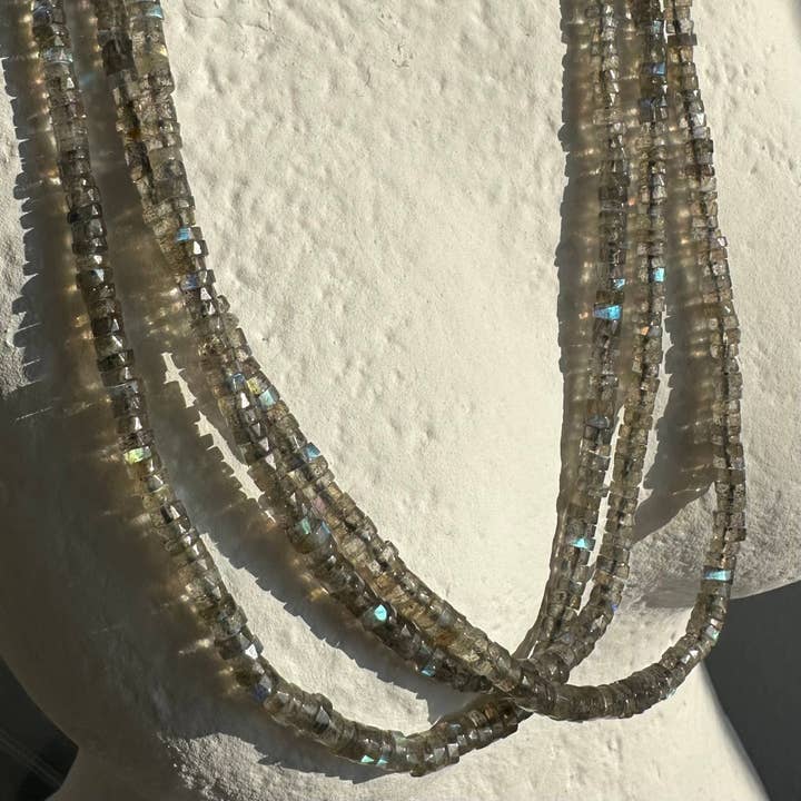 Anokhi Green | Handmade Gemstone Jewelry - Wholesale Kralen/parelketting - Labradoriet Ketting | Bleke Slanke Sieraden | Stapelketting4