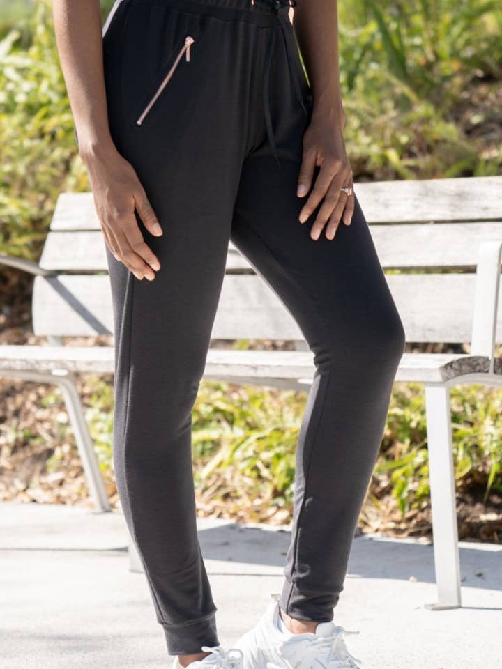 Jogger Essential Donna - Black Beauty per la vendita all'ingrosso da parte di San Francisco City Lights