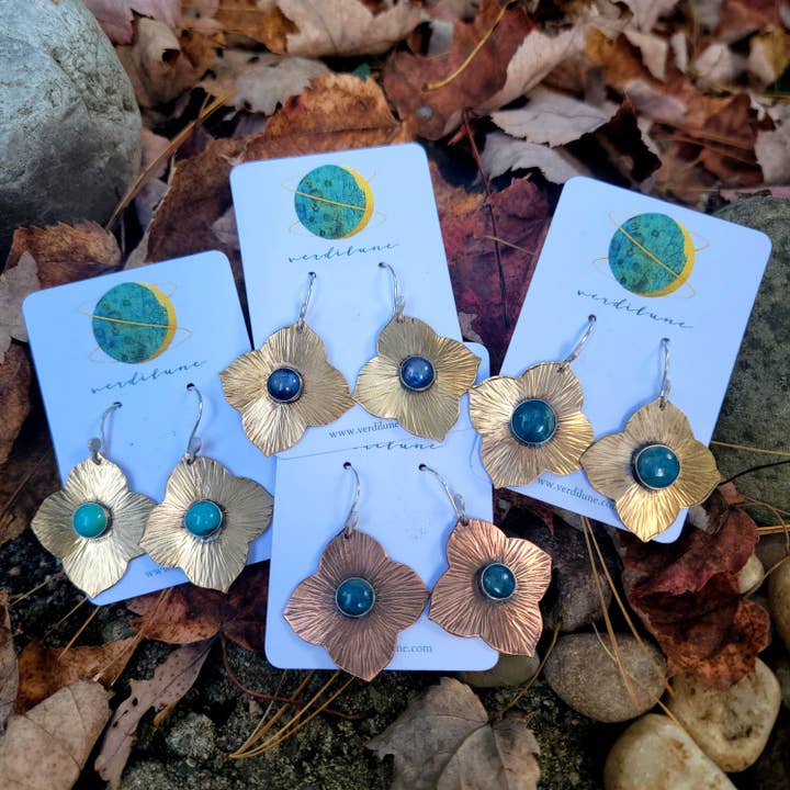 Brincos de Quatrofolhas em Latão ou Cobre Martelado e Pedra Preciosa por atacado de Verdilune