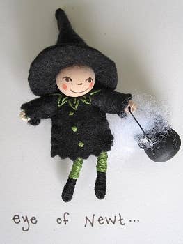 Hazel Witch Pin für den Großhandel von Pea Soup