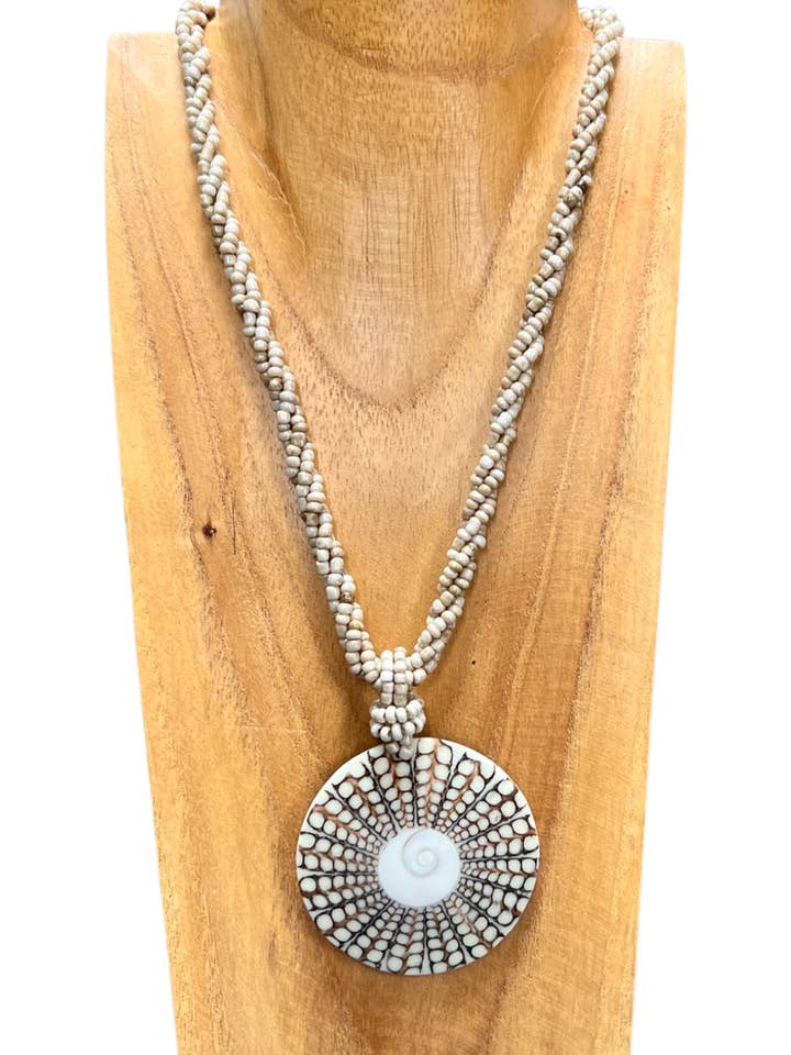 Halskette im Spinnennetz mit Muschelwirbel, cremefarben für den Großhandel von Bamboo Source Tropical Decor