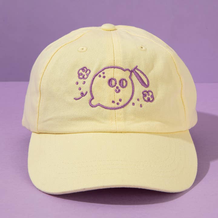 Casquette Magic Lemon jaune clair brodée avec motifs violets pour la vente par Ana Seixas