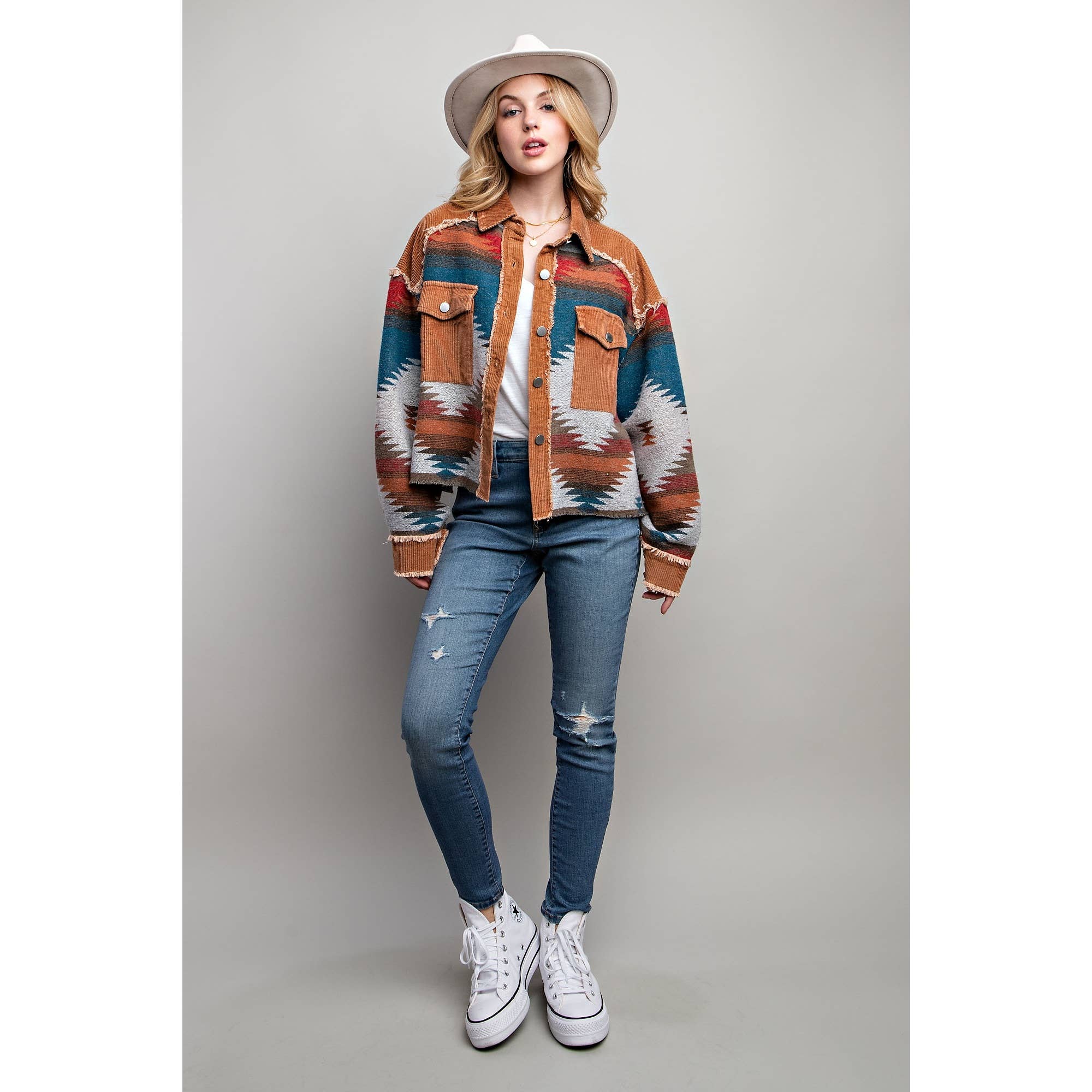 Sweet Generis – Großhandel Hemdjacke/Shacket – Damen – BUTTON-DOWN-HEMDJACKE IN BLOCKFARBEN MIT STAMMESMUSTER UND AZTEKISCHEM MUSTER1