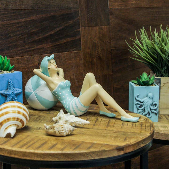 Zeckos – wholesale Dekorativ statyett – Badskönhet på strandboll i prickad baddräkt4
