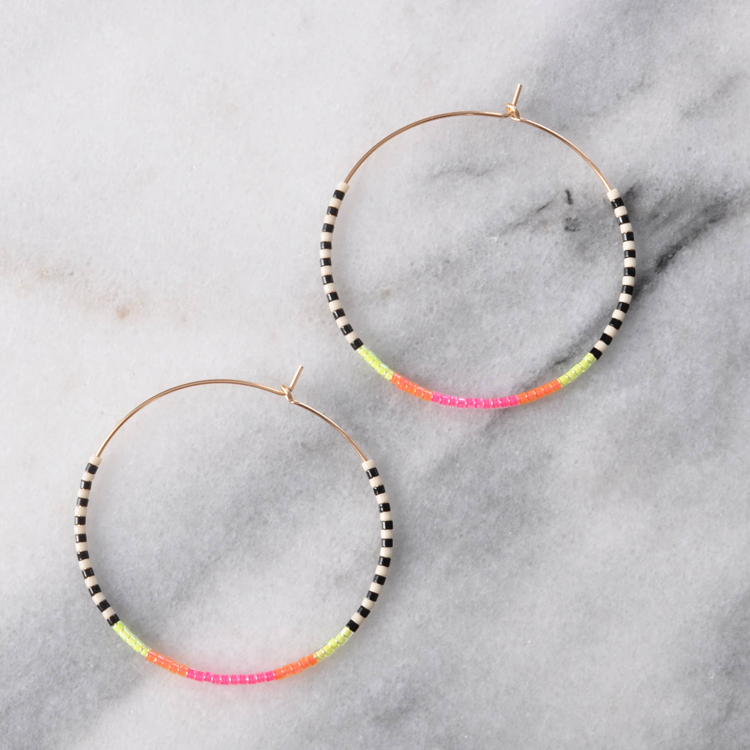 Libby & Smee – Brincos de argola por atacado – Aros preenchidos a ouro com minúsculas grânulos de sementes de vidro2