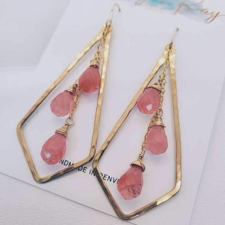 Handgefertigte Ohrringe mit mit 14-karätigem Gold gefülltem Kirschquarz-Schmuck für den Großhandel von Sunny Bay Handmade Jewelry