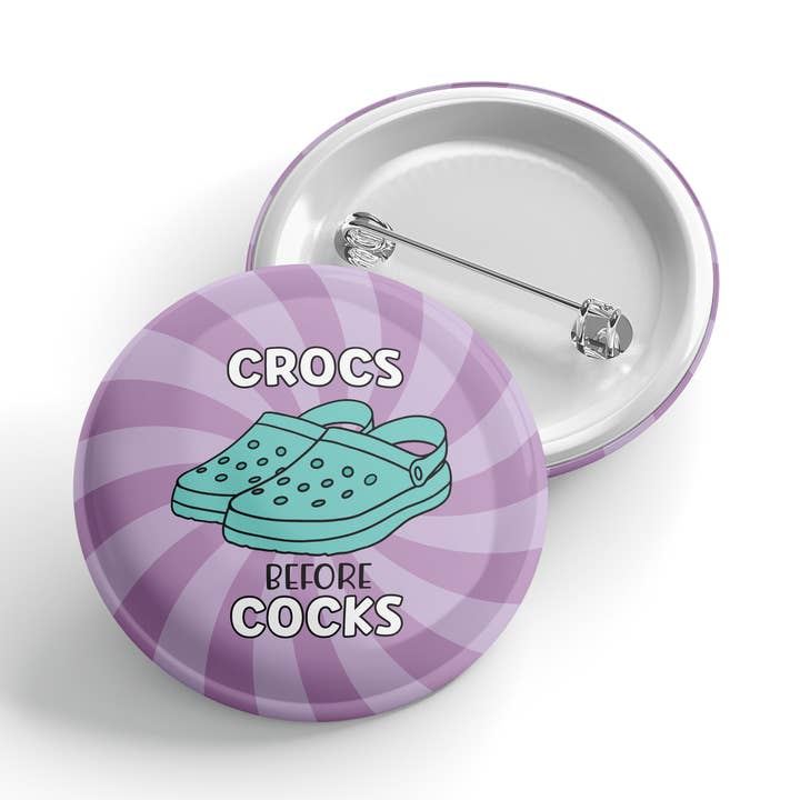 Crocs avant les Coqs - Bouton - Drôle - Coquin - Adulte - Impertinent - Non filtré - Sarcastique - Pertinent - Narquois - Aubergine pour la vente par Erin Dayhaw