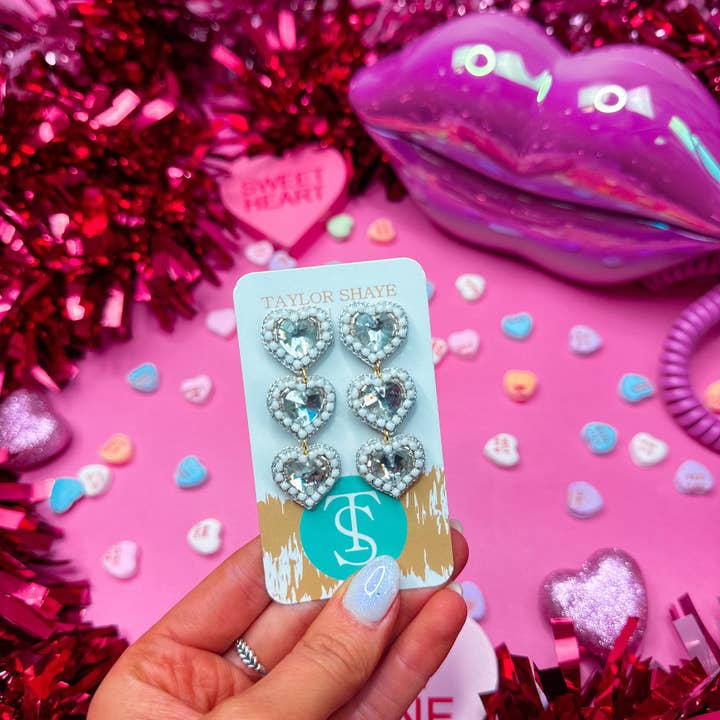 Taylor Shaye Designs - Vente Boucles d'oreilles pendantes - Coeurs à trois perles Rosaline12