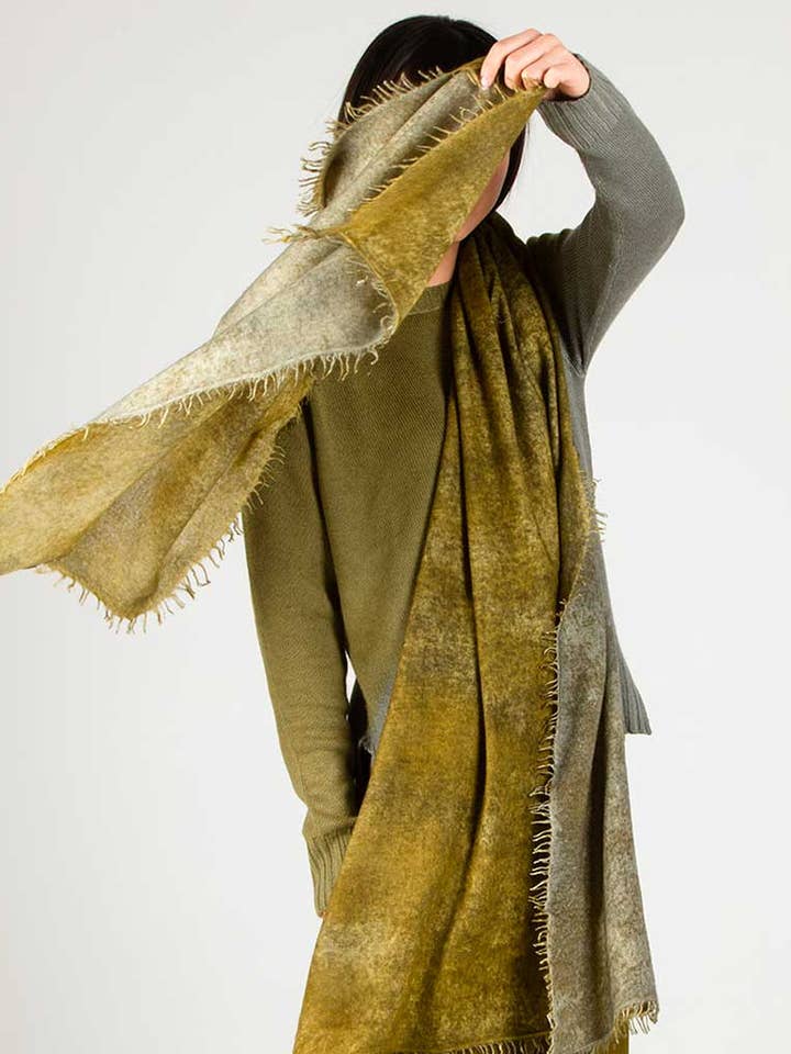 Châle en cachemire couleur herba pour la vente par Alessandro Aste