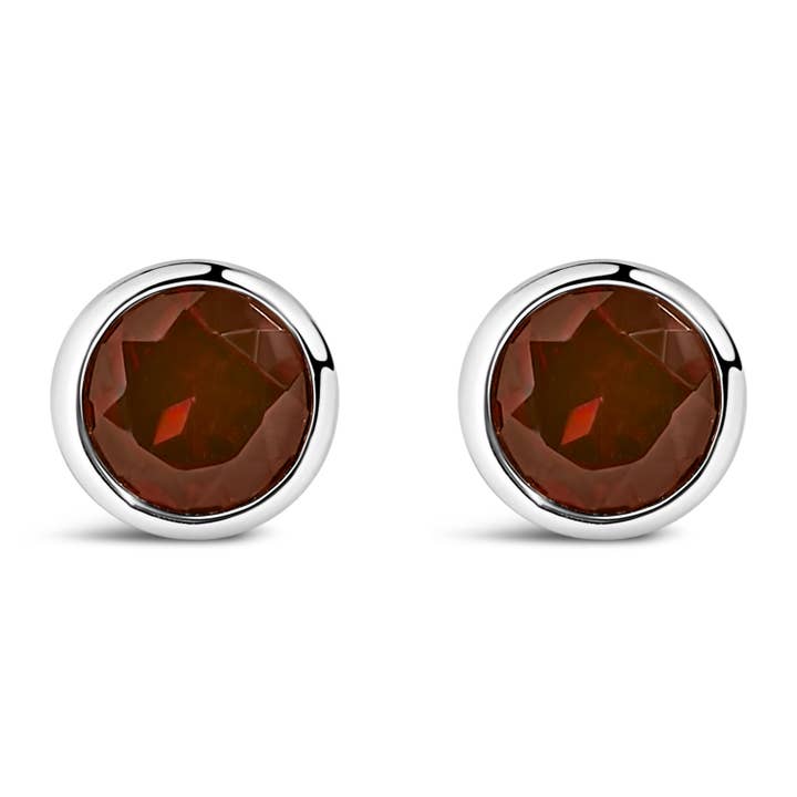 Boucles d'oreilles clous solitaires en grenat rouge de 6 mm en argent sterling pour la vente par Infinite Jewels