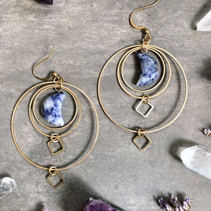 Boucles d'oreilles Nord ~ Sodalite & Laiton pour la vente par GeoMetricGem