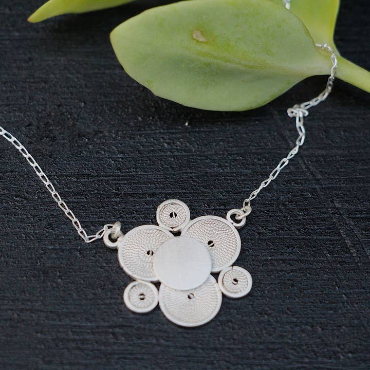 Collana «Ronda-flor» per la vendita all'ingrosso da parte di Etcaetera Création