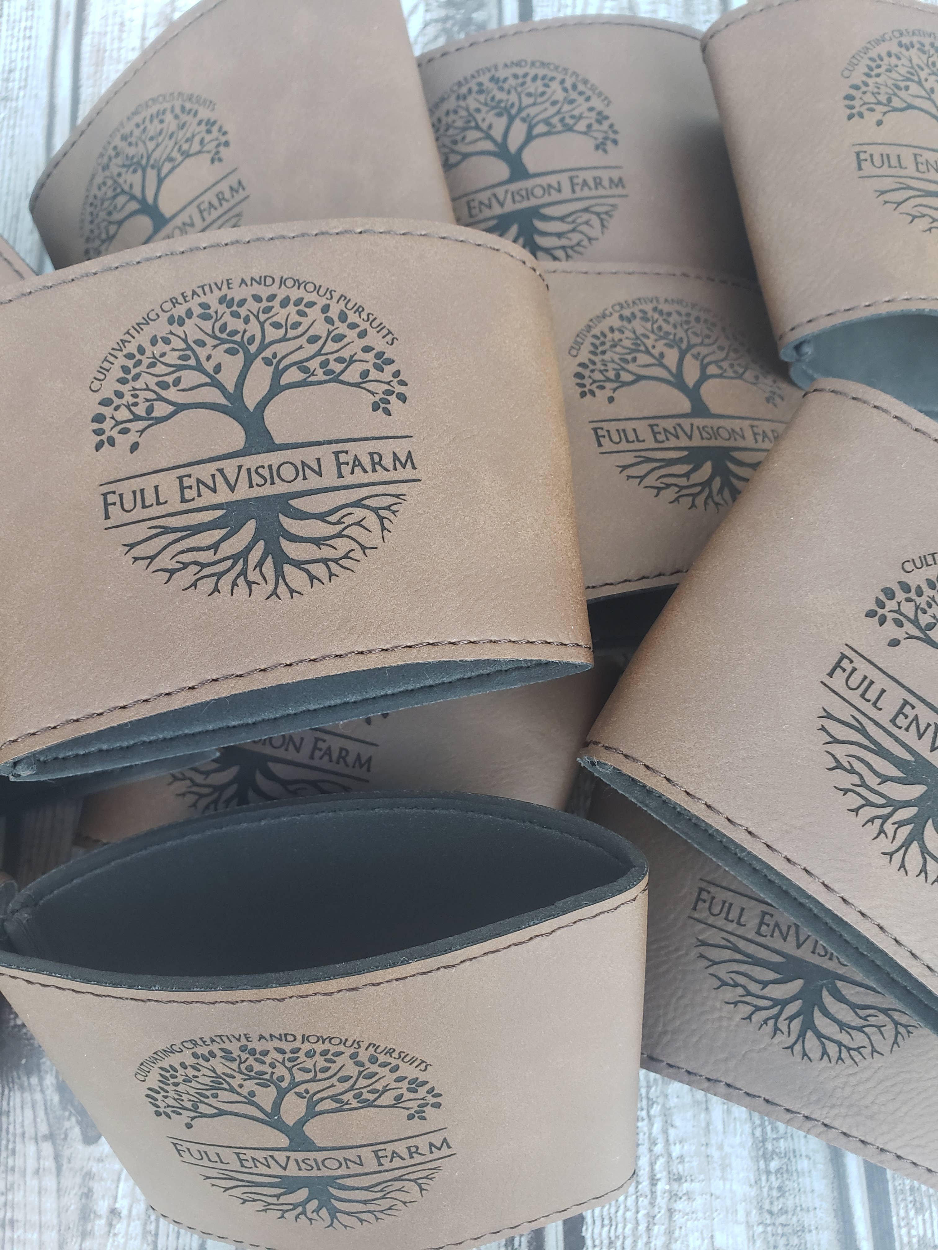 The Rural Home - Venta al por mayor Fundas para recipientes de bebida - Manga de Taza de Cuero Sintético Grabada – Marca de Cafetería Reutilizable6