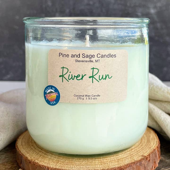 Candela in Vetro Riciclato al 100% da 10 oz. River Run con Coperchio in Bambù per la vendita all'ingrosso da parte di Pine and Sage Candles