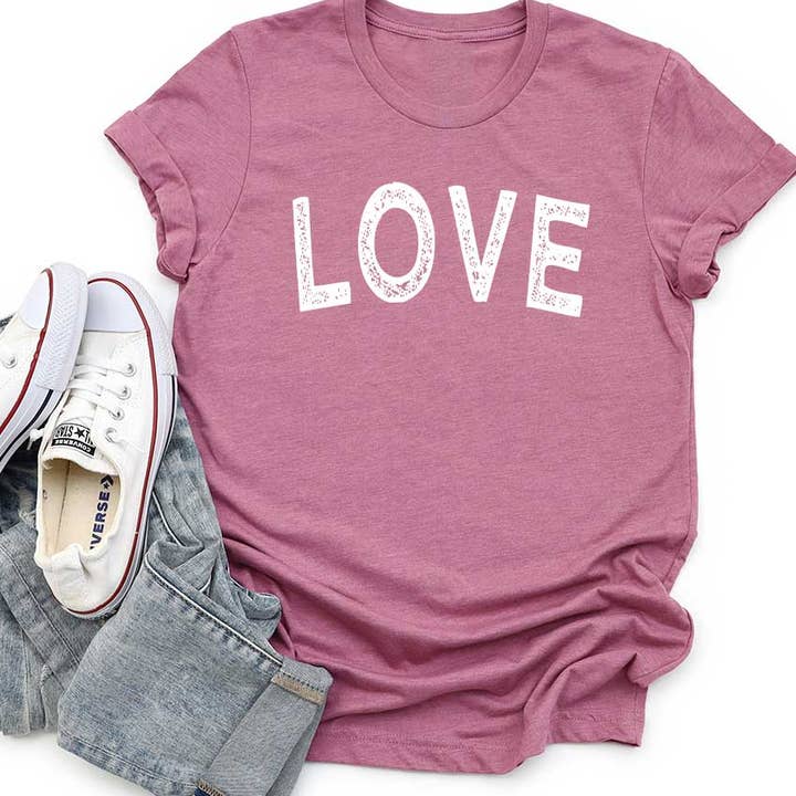 T-shirt graphique pour enfants Distressed Love pour la vente par Kids By Kissed Apparel