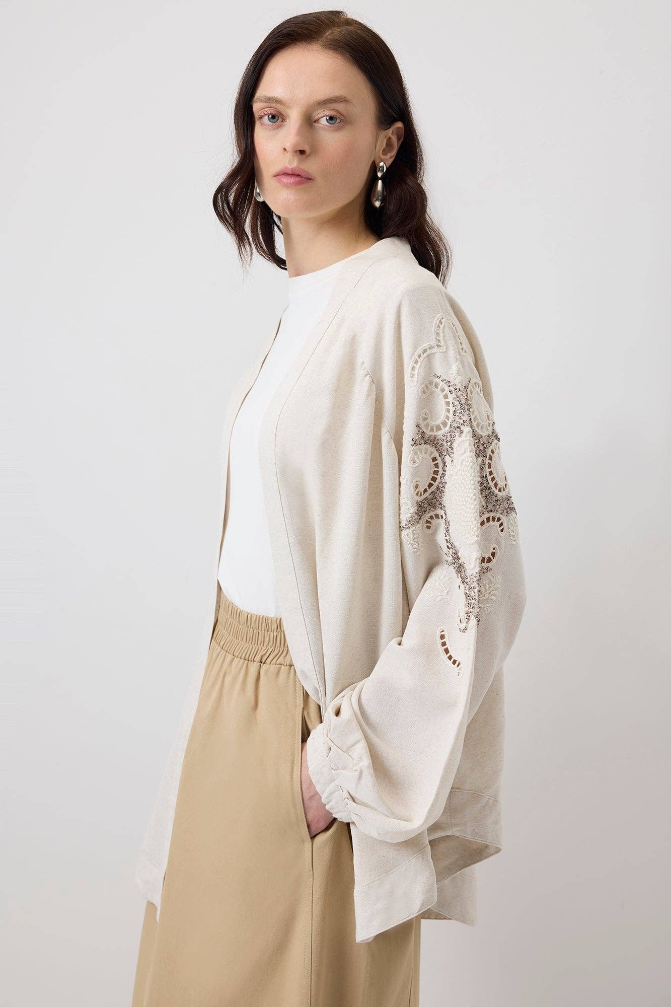 Naturel LINNESTRUKTURERAD KIMONO MED PALJETTDETALJER för wholesale på Faire2