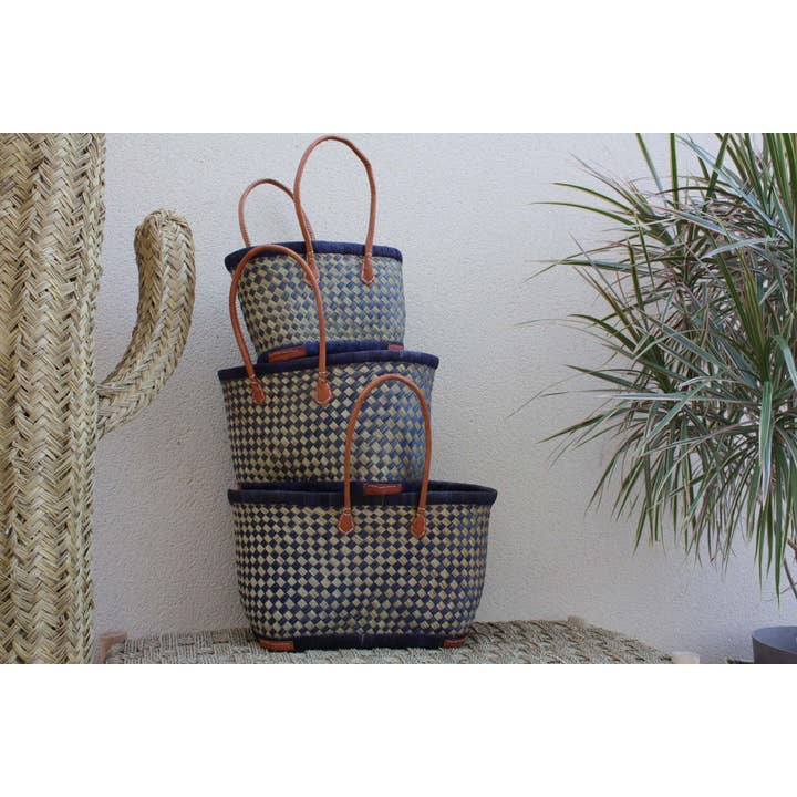 Boutique Huléti - Wholesale Kruidenierswinkel/boodschappentas - Mooi winkelmandje - MADAGASCAR - DAMIER blauwe en natuurlijke draagtas - handgemaakt - 3 maten om uit te kiezen - rieten rietje voor op het strand