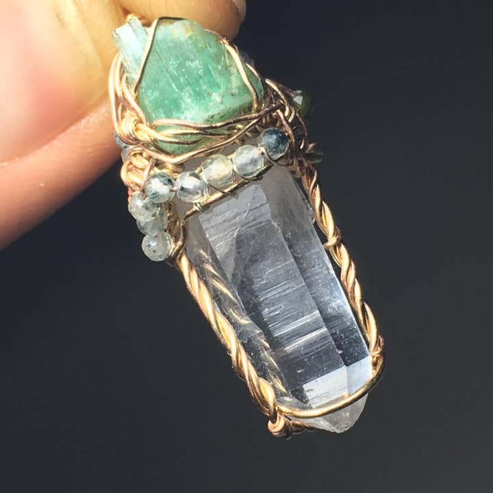 Pingente de Quartzo Esmeralda e Prehnite com Fio Enrolado em Ouro por atacado de Wildheart Crystals