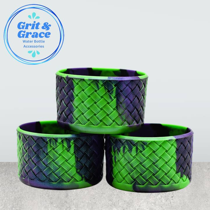 Botte tourbillon effrayante à motif tressé pour la vente par Grit & Grace Water Bottle Accessories