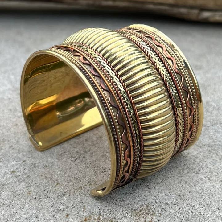 Bracciale a fascia artigianale in ottone con design vintage etnico per la vendita all'ingrosso da parte di Lungta Imports