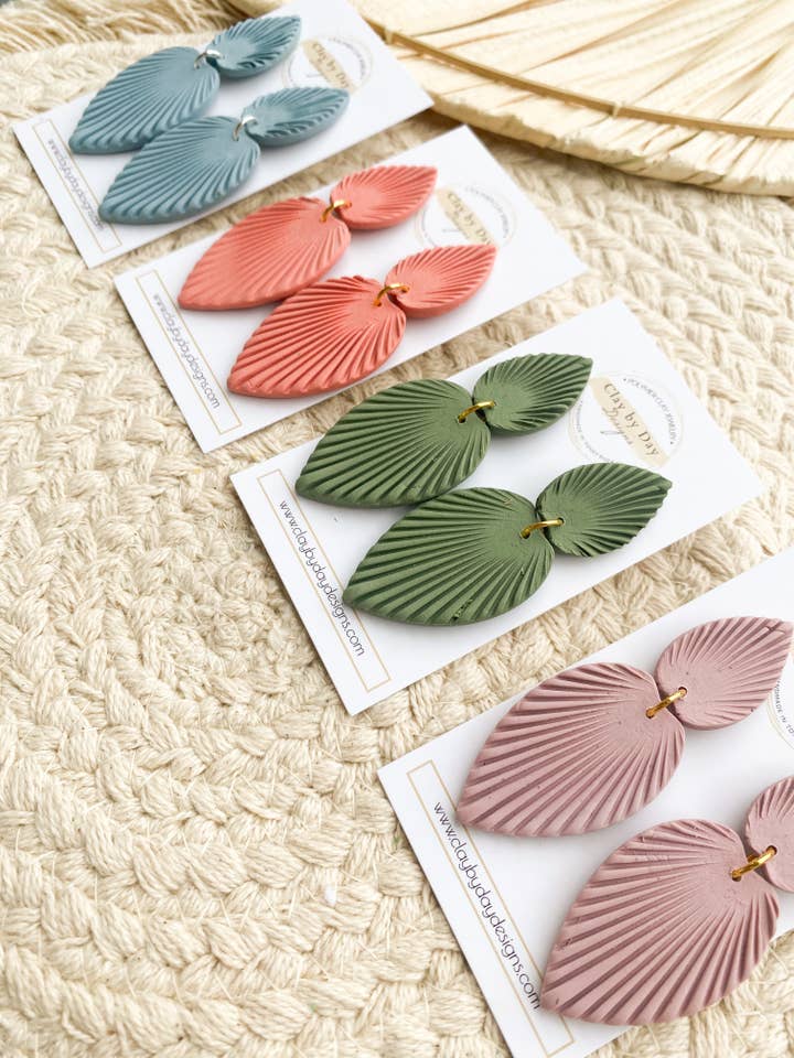 Boucle d'oreille en pâte polymère en feuille de palmier - boho pour la vente par Clay by Day Designs