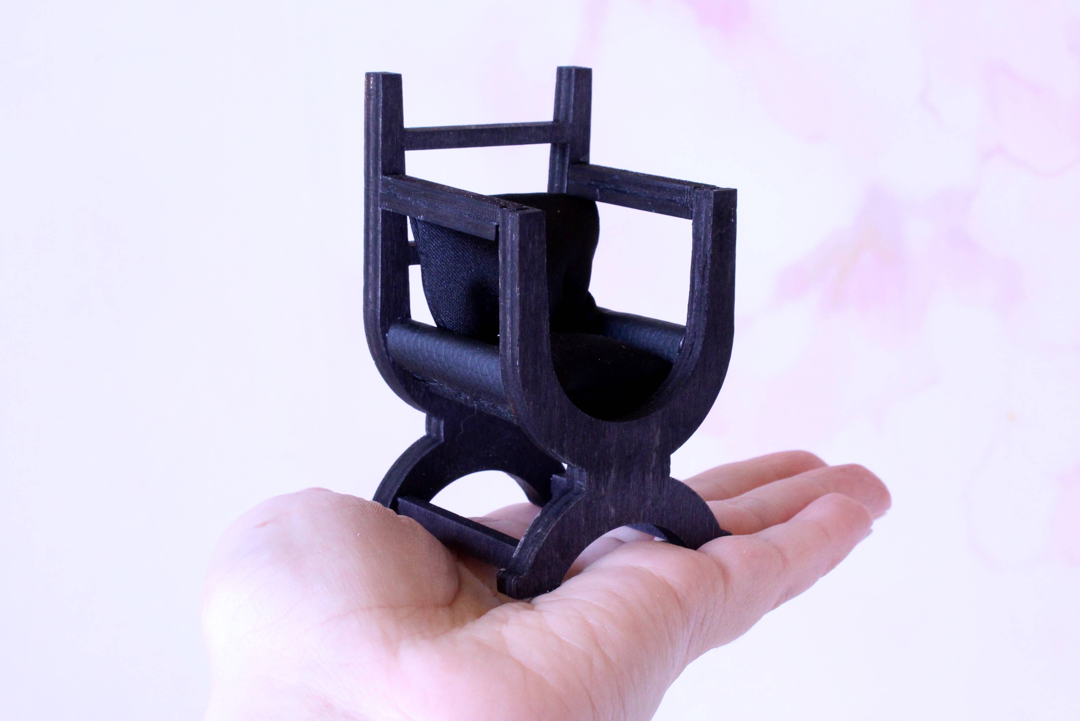 Lenasminiland – Großhandel Puppenzubehörset – Kinder – Miniatur-Tudor-Stuhl, X-gerahmte Königin Mary Sessel Replik7