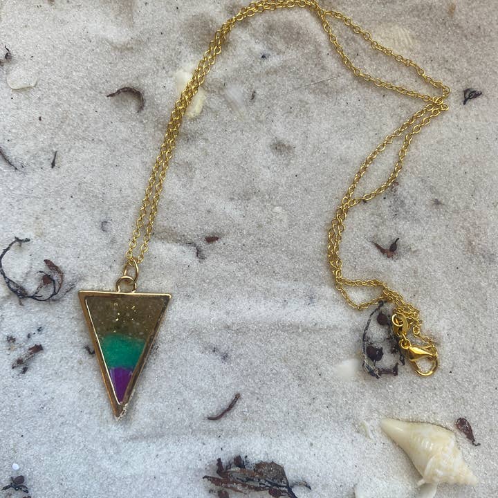 Cabana Cay – wholesale Hänge-/berlockhalsband – Mardi Gras triangel halsband från New Orleans