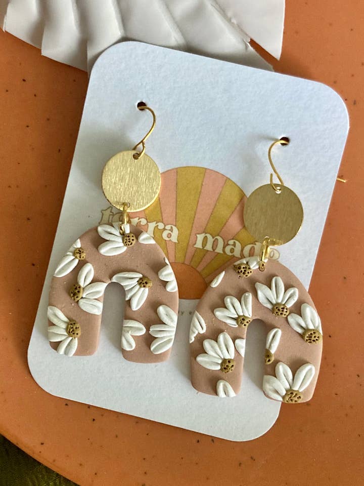 Daisy arch lera Dingla Örhängen för wholesale av Terra Made