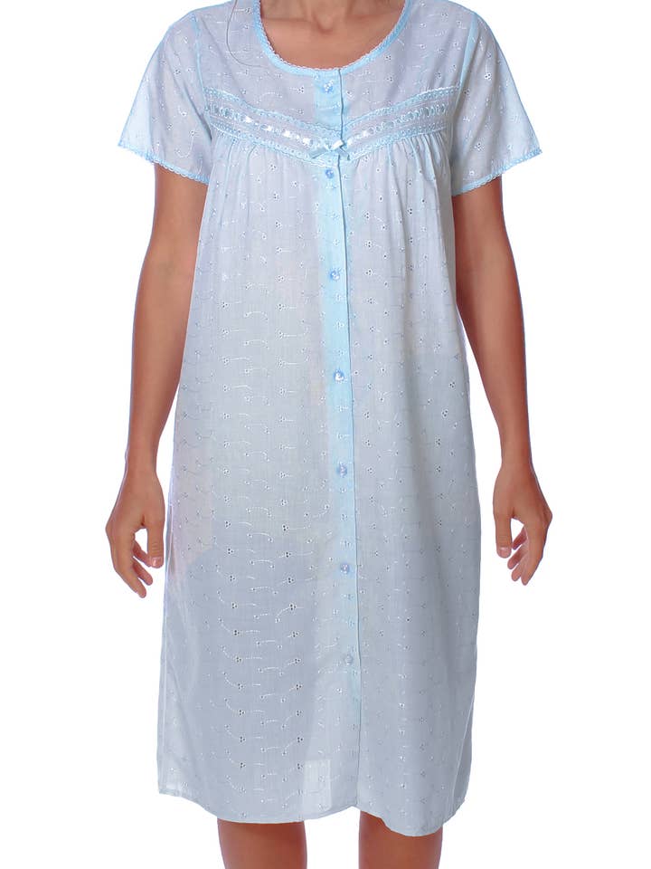 Nachthemd met kapmouwen voor dames, geborduurd, met knoopsluiting en oogjes voor wholesale door YafeMarte
