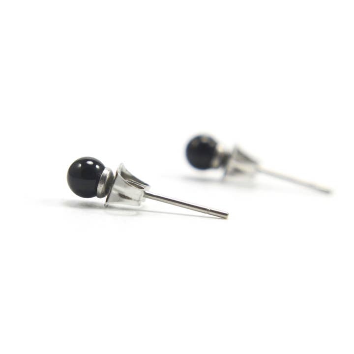 Boucles d'oreilles à tige en onyx de 4 mm, hypoallergéniques pour la vente par Little Gems Jewels