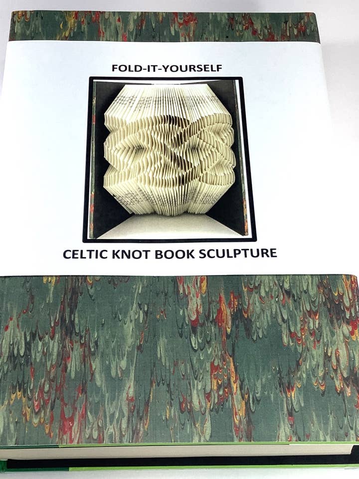 Sculpture en forme de nœud celtique (à plier soi-même) pour la vente par Sculpted Books