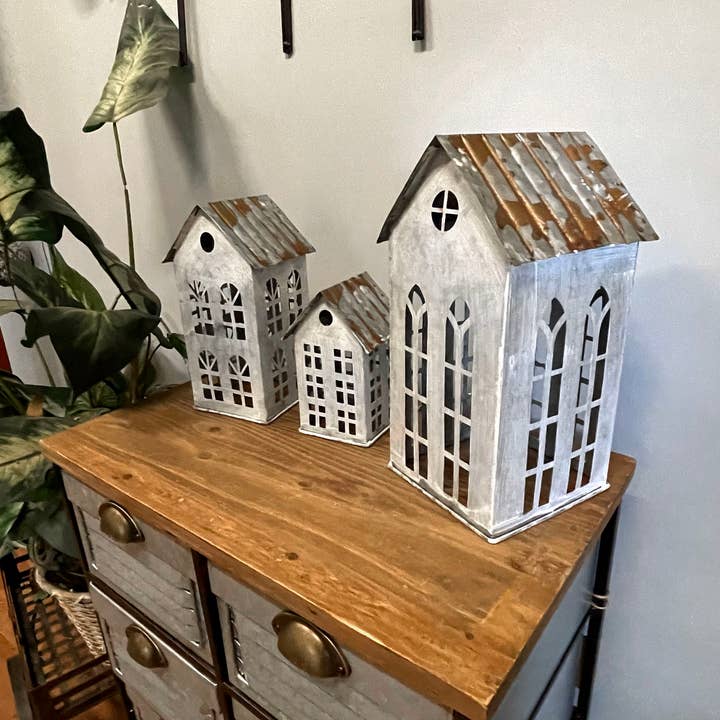 Zeckos - Vendita all'ingrosso Portacandele - Rustic Charm, set di 3 lanterne da casa in metallo invecchiato4