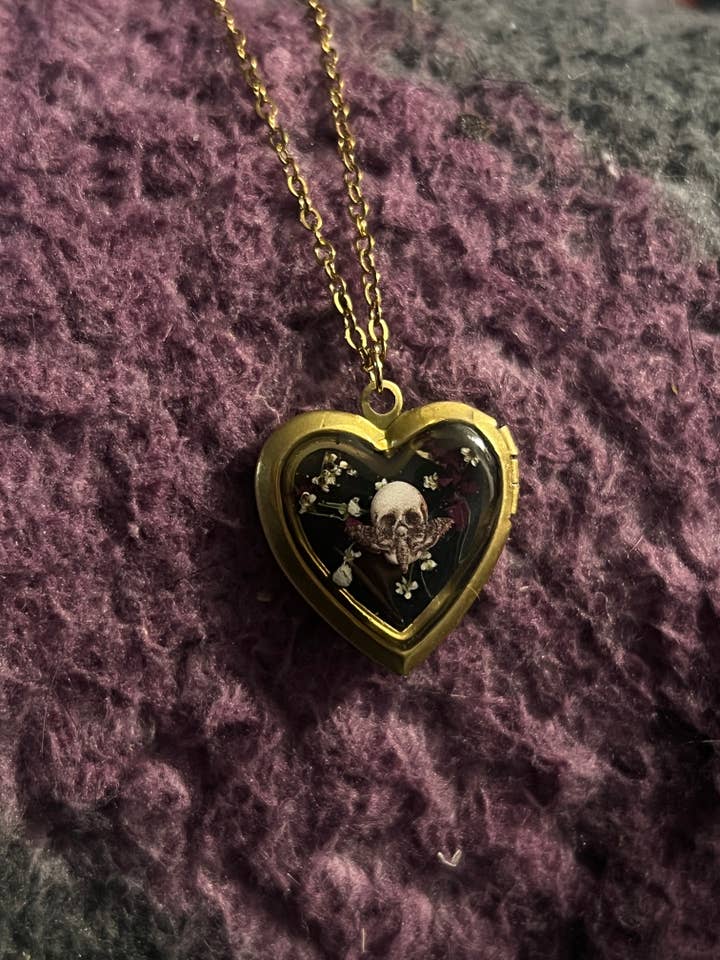 Schedel vlinder Bloemen medaillon ketting voor wholesale door Bare Bones Jewelry London