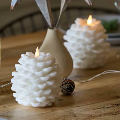 Lightstyle London - Vente Bougie sans flamme - Bougie en forme de pomme de pin blanche0