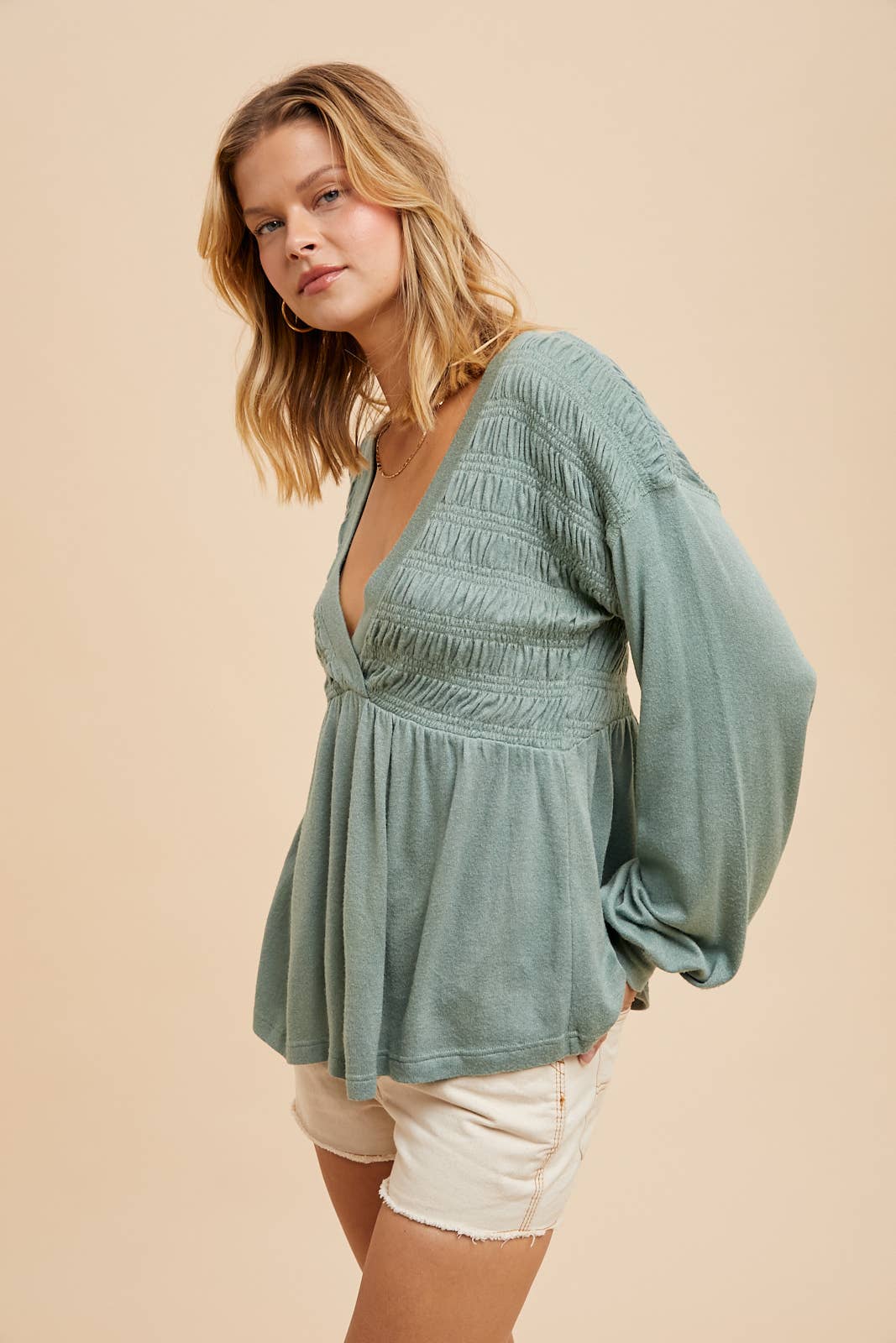 In Loom – wholesale Blus - Dam – LÅNGÄRMAD V-RINGAD BABYDOLLTRÖJA7