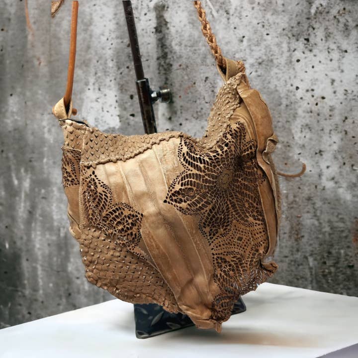 Borsa in capretto laserato modello Indigo media per la vendita all'ingrosso da parte di Brunocenere