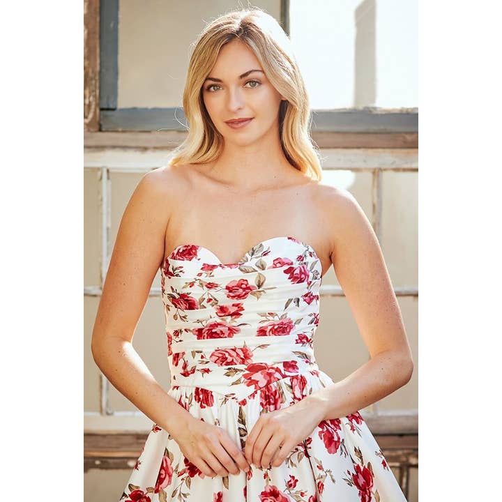 Une robe imprimée à lignes avec haut bustier en cœur pour la vente par Babyfox Apparel