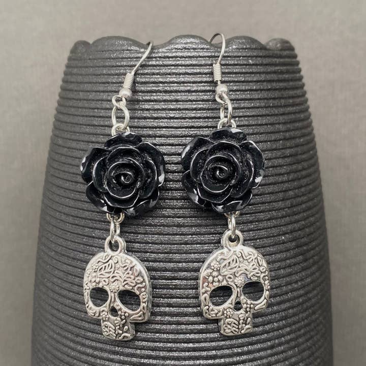 Brincos Pendentes de Caveira com Rosa Negra Gótica - GT por atacado de Mio Queena