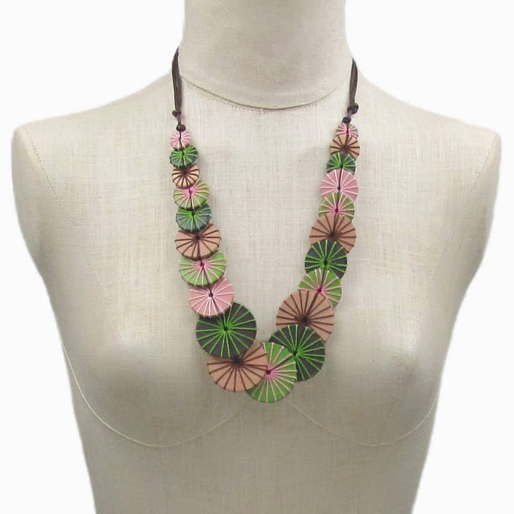 Collier Olivia sans métal, bouton en bois aux couleurs douces pour la vente par Katie and Company