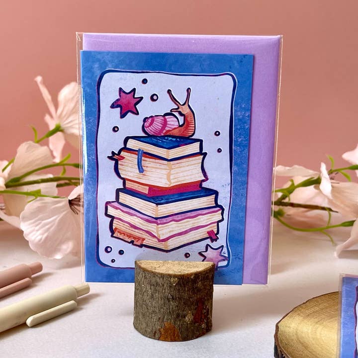 Pile de livres - Carte A7 pour la vente par Flutter & Fern