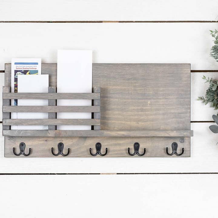 Organisateur mural d'entrée facile à installer, porte-clés et courrier en bois massif avec étagère pour la vente par The McGarvey Workshop