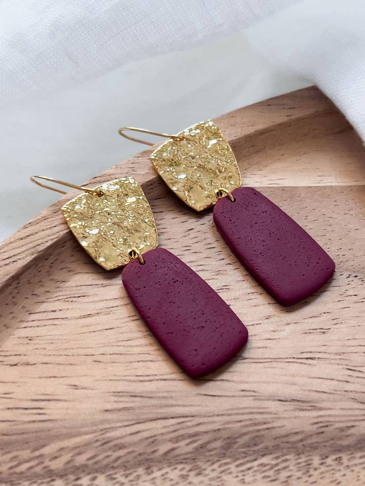 Col R ✦ Bordeauxrode elegante oorhangers voor wholesale door KLAEI DESIGN STUDIO