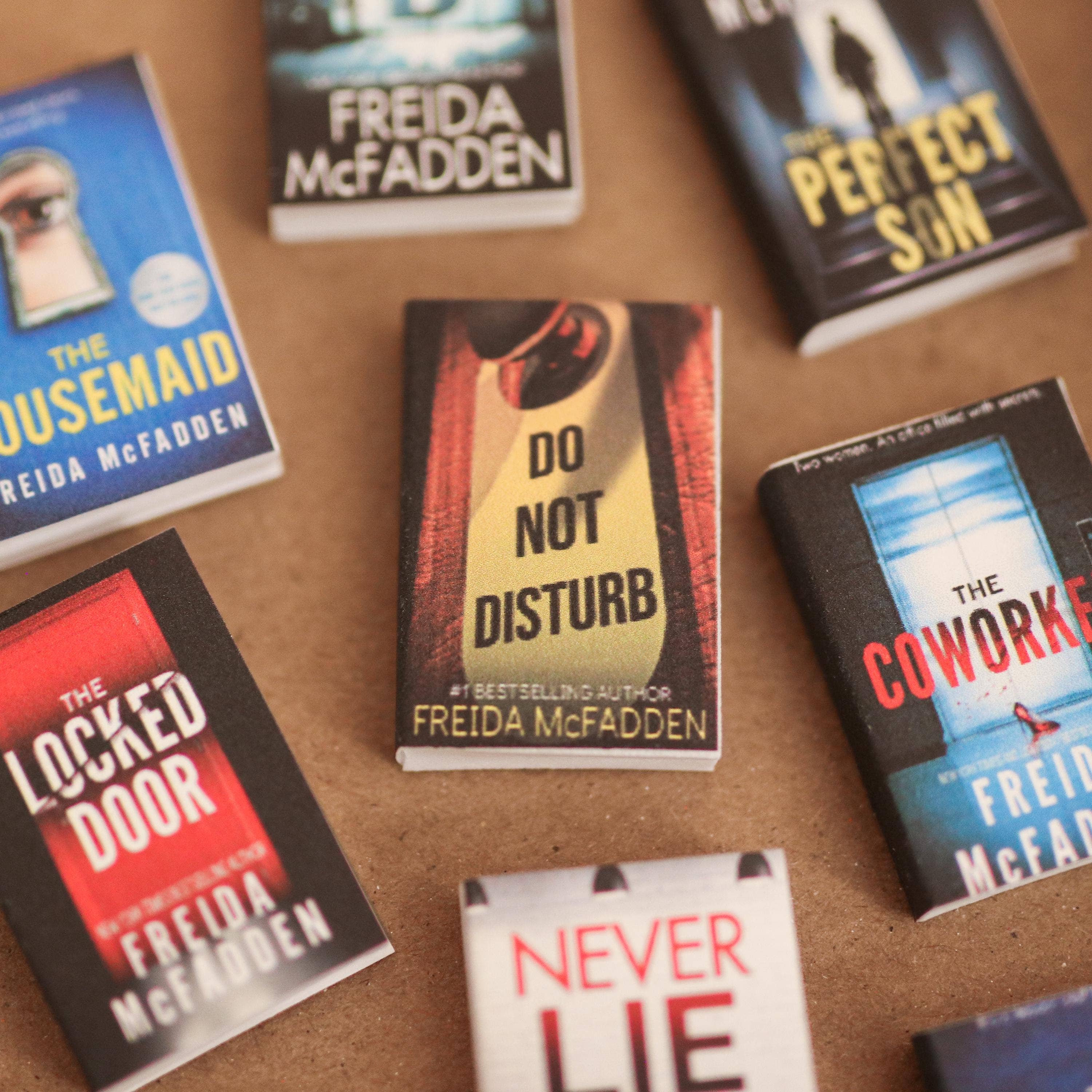 The Sticker Shop - Venta al por mayor Figura decorativa - Juego de libros de thriller y misterio de Freida McFadden en miniatura hechos a mano4