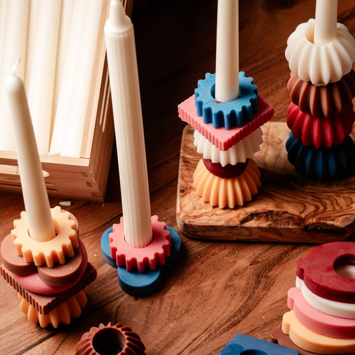 Allure CA - Vendita all'ingrosso Candele cilindriche/candelieri - Set di candele colorate Taper, con graziosi piccoli abbellimenti