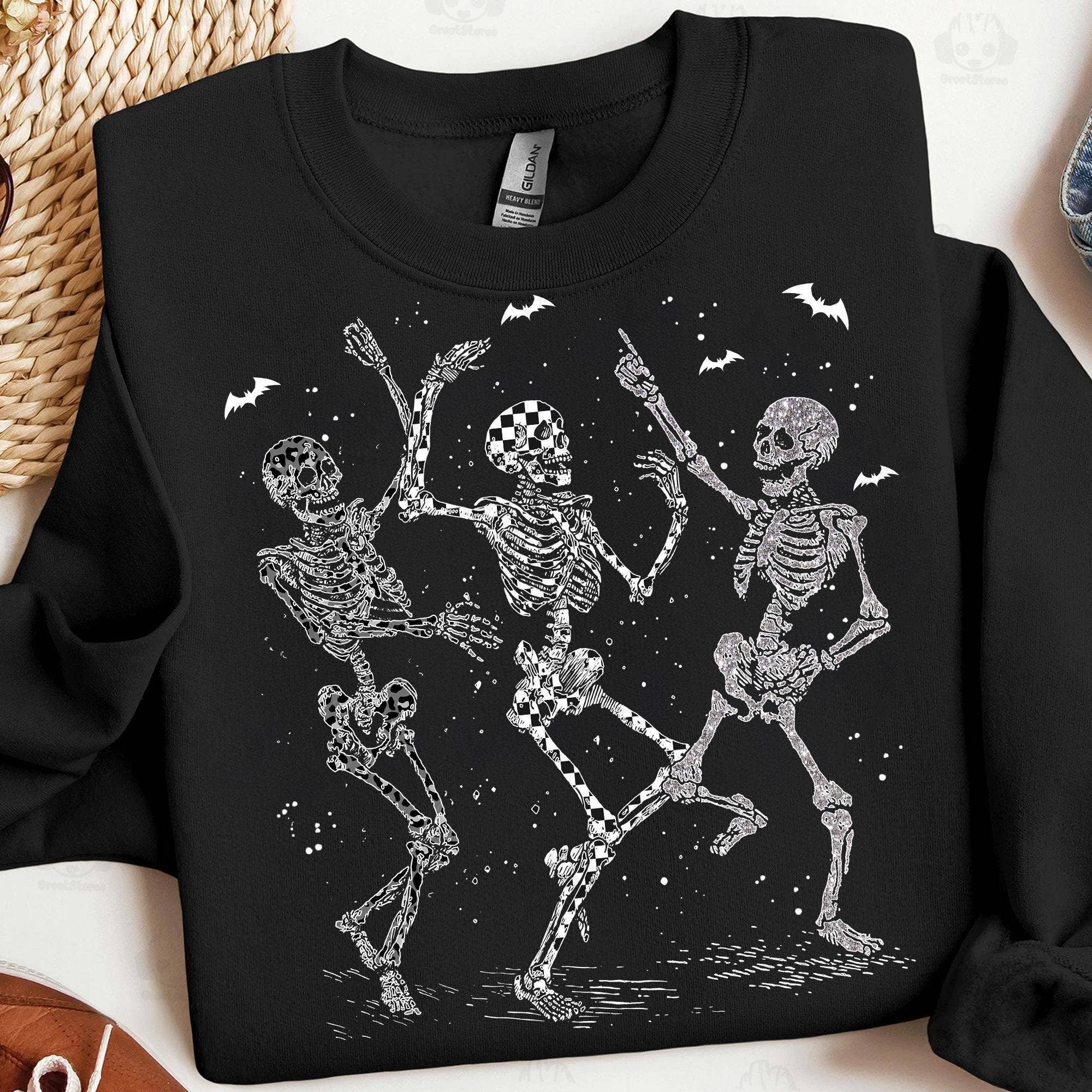 NVC Ecommerce LLC - Vendita all'ingrosso Maglietta stampata - Unisex - Maglietta Scheletri Danzanti di Halloween, Maglione Scheletro Retrò1