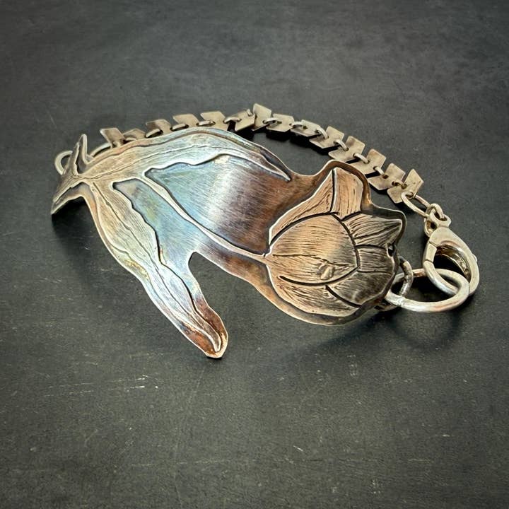 Gedurfde Botanische Zilveren Statement Armband | Tulpen Globosa Flora Arma Armband voor wholesale door Mend Metalworks